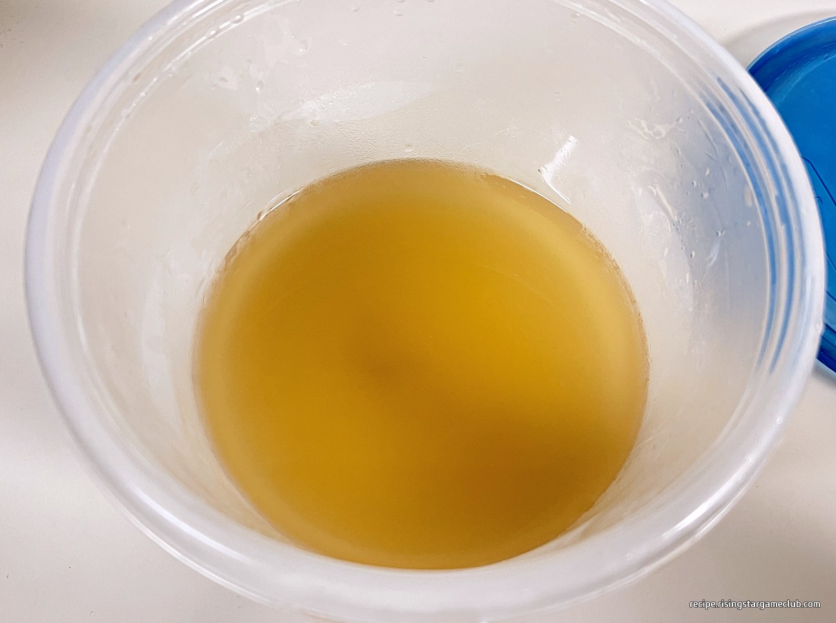 냉면의 육수를 만들어서 밀폐용기에 냉장 보관해둔 사진