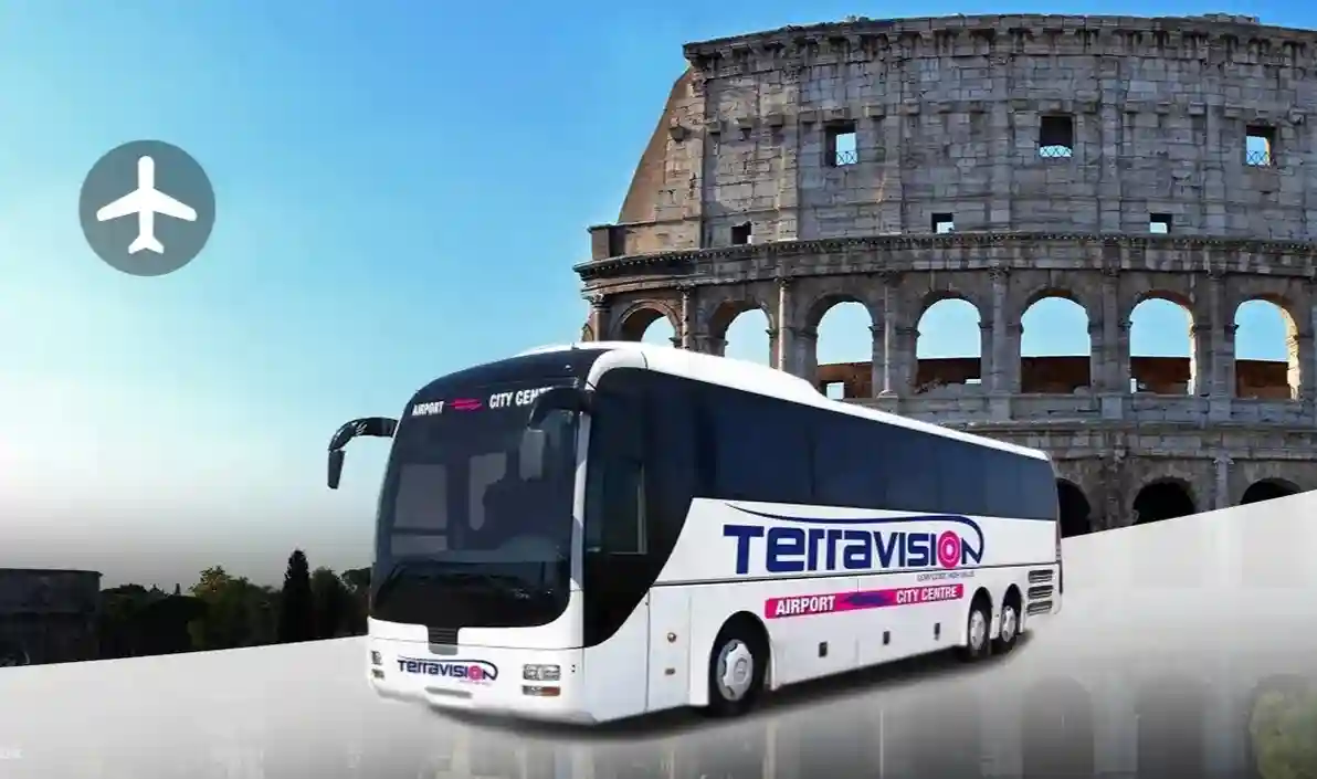 콜로세움을 배경으로 한 테라비전 공항버스 모습