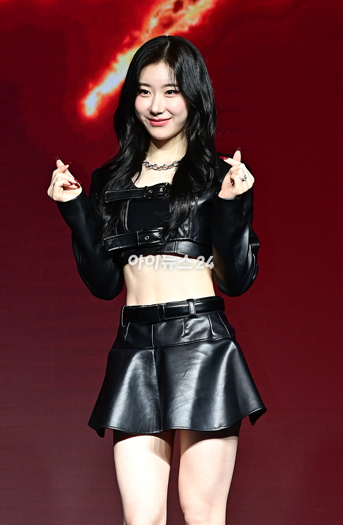 걸그룹 ITZY(있지) 류진이 8일 오후 서울 여의도 콘래드&nbsp;서울에서 열린 새 미니 앨범 'BORN TO BE'(본 투 비)를 발매기념 쇼케이스에서 기념촬영을 하고 있다. [사진=곽영래 기자]