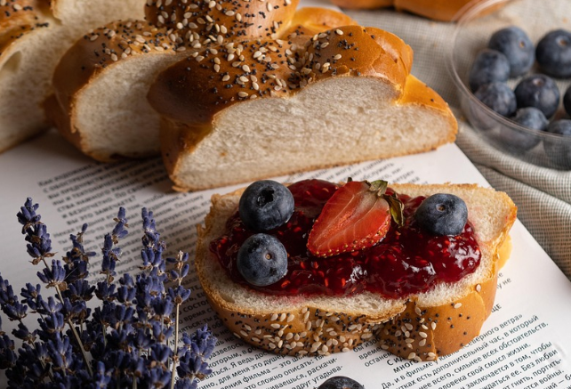 호밀빵위에 딸기쨈과 블루베리.딸기가 올라가 있다