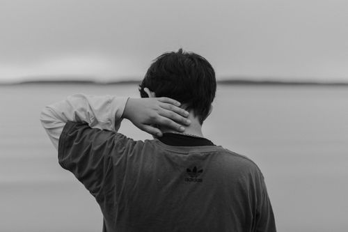 장시간 운전 목 통증 줄이는 방법: 운전자 자세부터 헤드레스트 조절까지