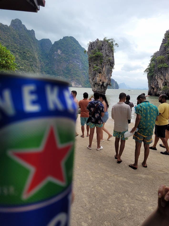 팡아만 제임스본드 섬에서 하이네켄을 들고 있는 모습