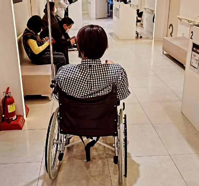 휠체어-탄-노홍철