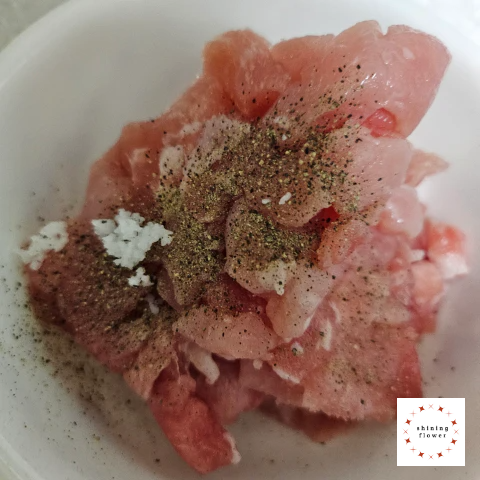 소금과 후추로 밑간한 카레용 돼지고기 등심