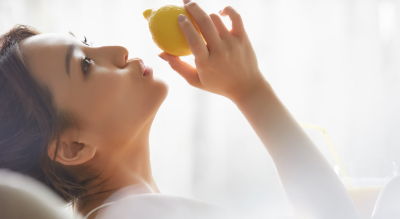 레몬을 들고 있는 여성