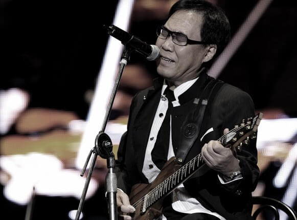 조영남-사랑-없인-못살아요-조영남이-일렉-기타를-연주하며-노래하고-있는-사진