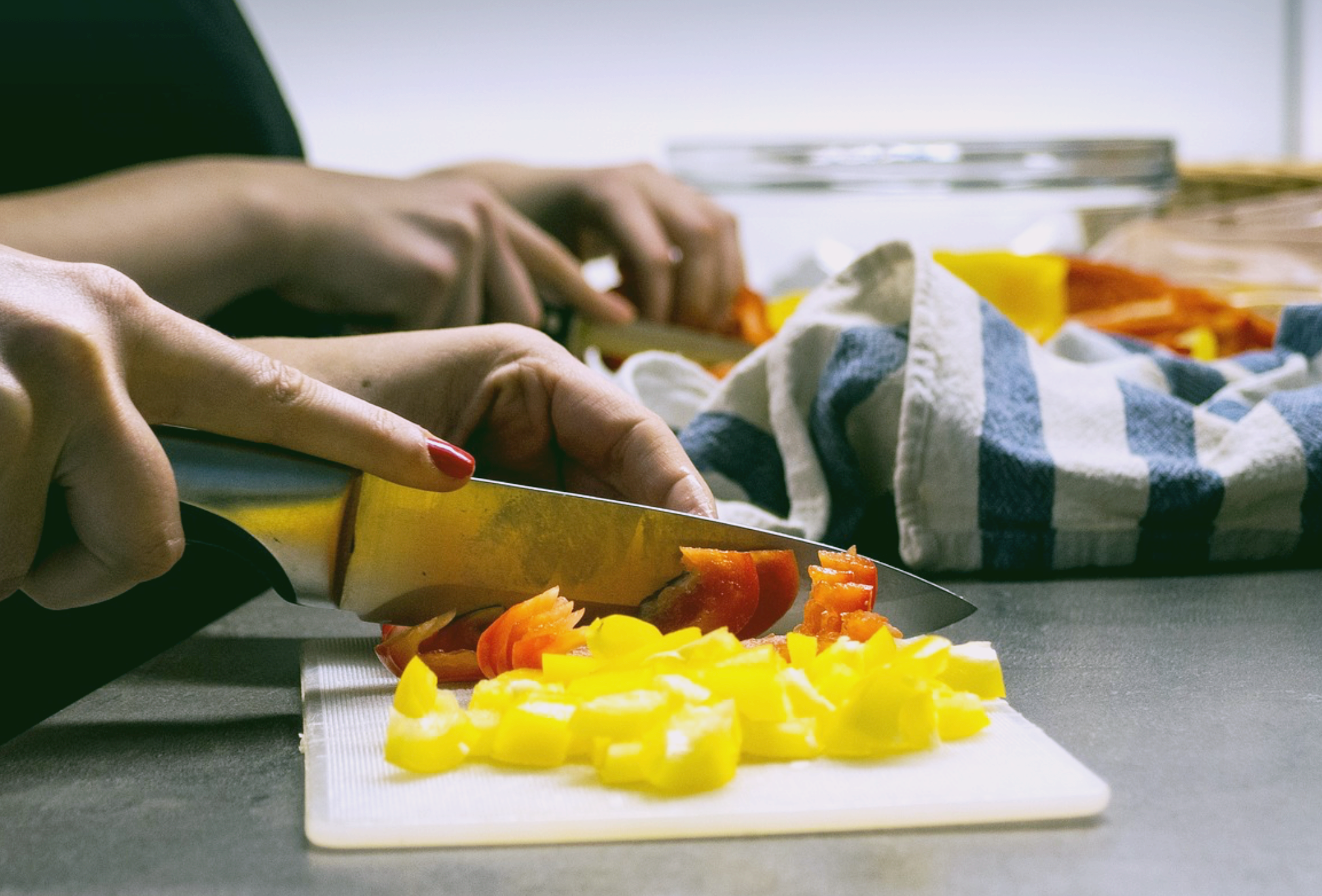 칼질하는 주부의 손