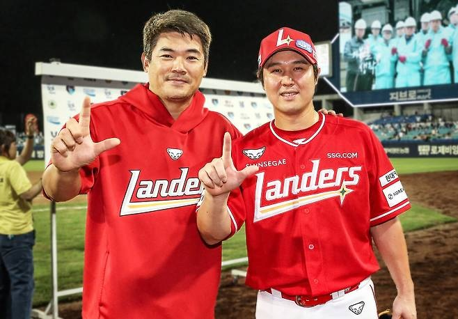 노경은과 최정 승리후 L자 세레머니