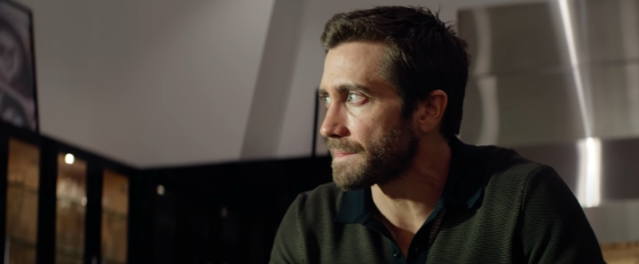 자리에앉아어딘가를바라보는제이크질렌할