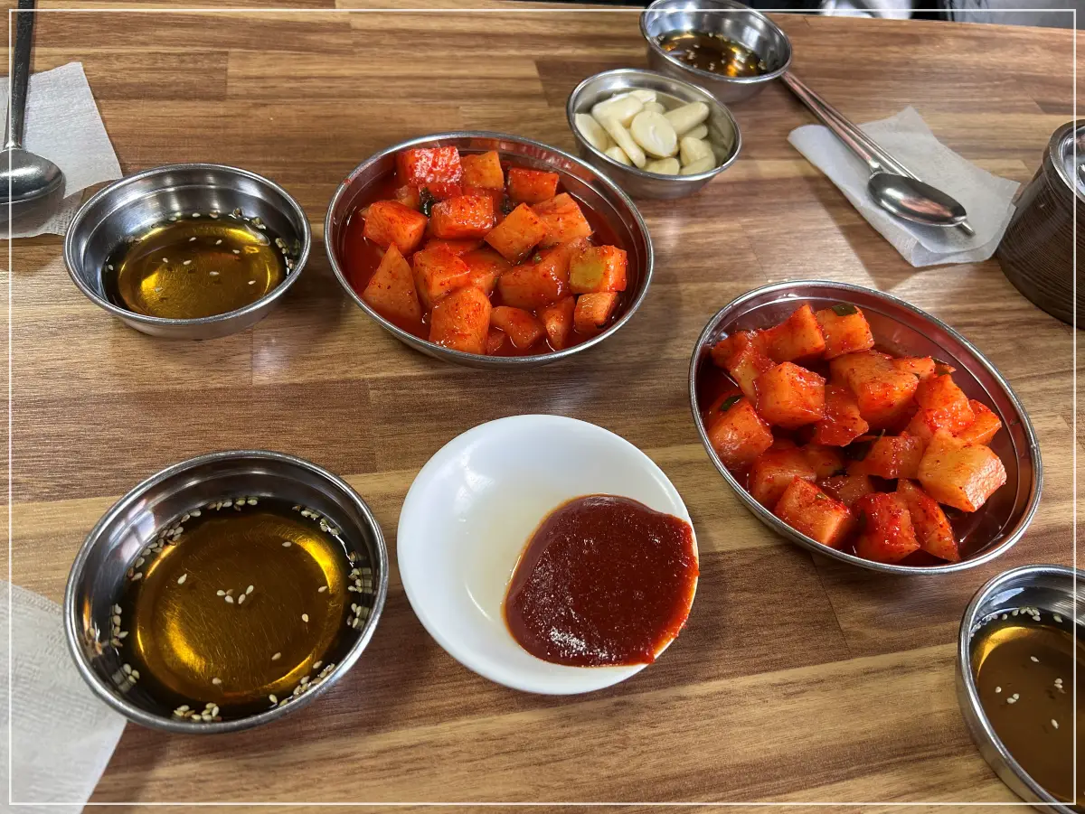 삼청동-부영도가니탕-깍두기-밑반찬-소스-사진