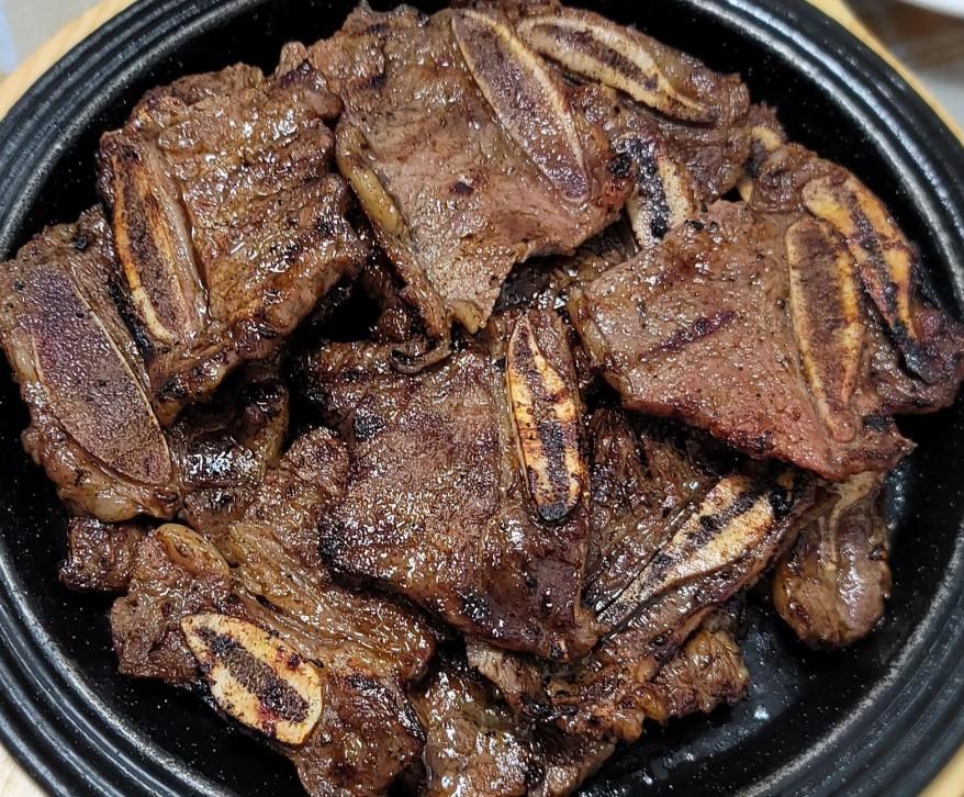 막 구워져 나온 오늘N 할매식당 LA갈비
