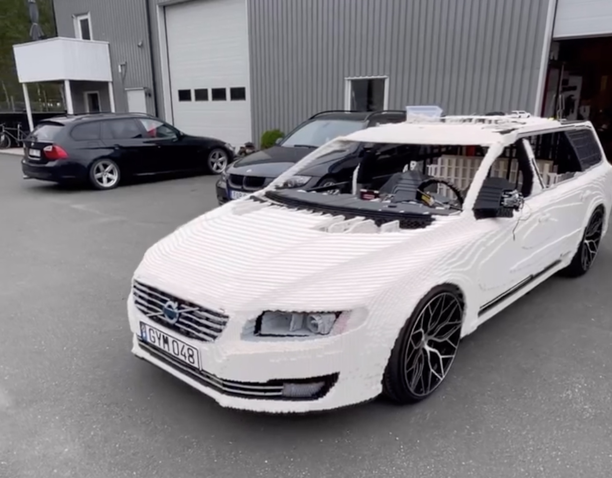 스웨덴 브릭 아티스트 데이비드 구스타프손이 제작한 1:1 실차 크기의 레고 볼보 V70 작품