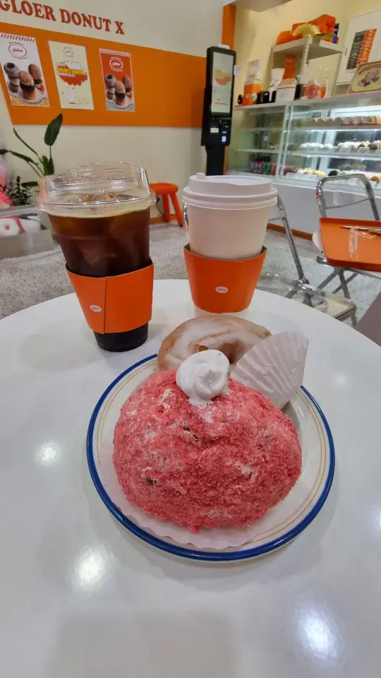딸기생크림카스테라 도넛과 글레이즈드 도넛