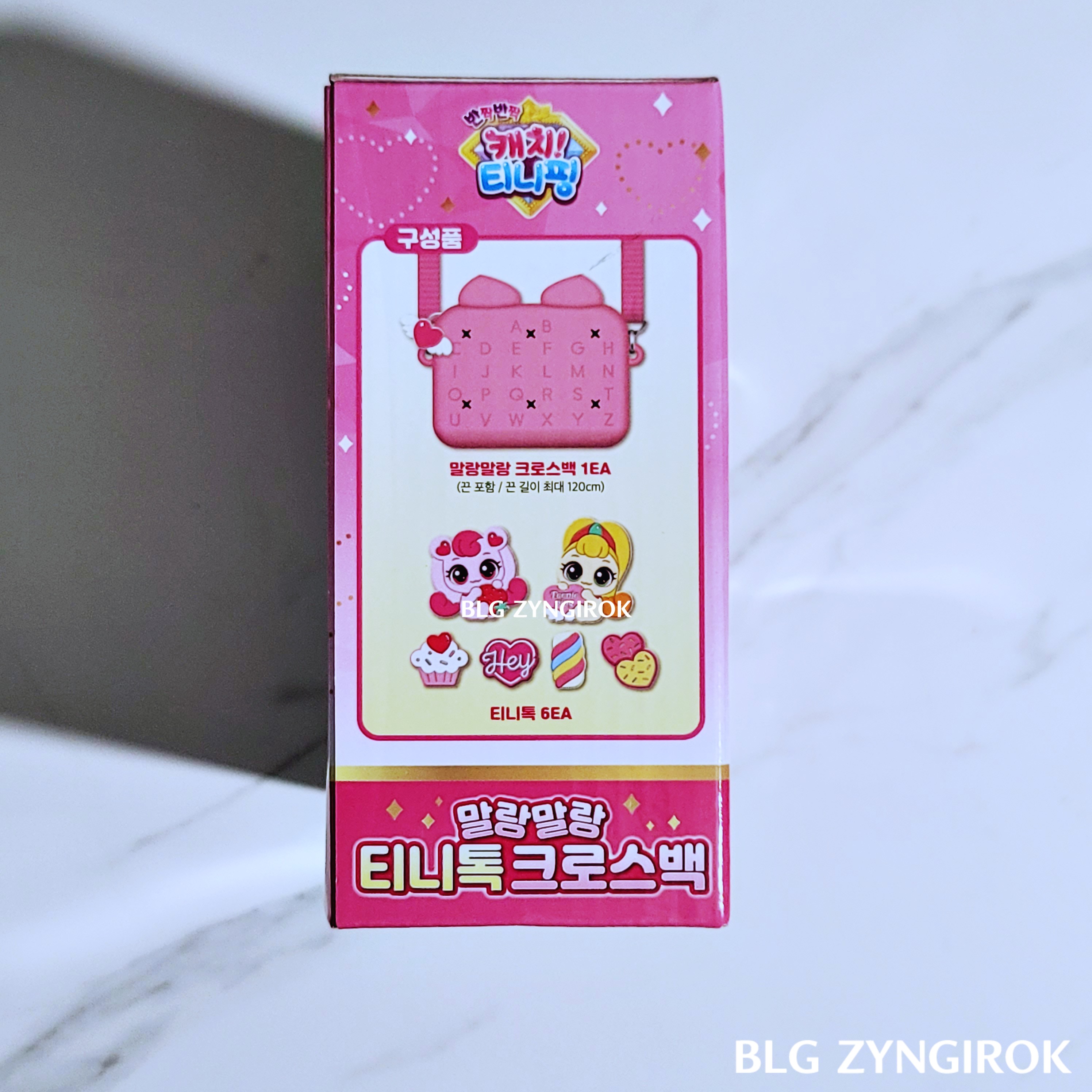 티니톡 크로스백 상자 옆면이다. 티니톡을 자유롭게 뺄 수 있다는 설명이다.