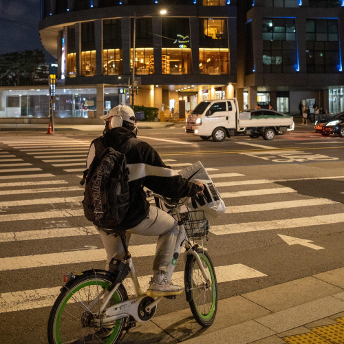 자전거를 가지고 횡단보도를 건널 땐 자전거에서 내려서 자전거를 끌고 건너가야 한다.