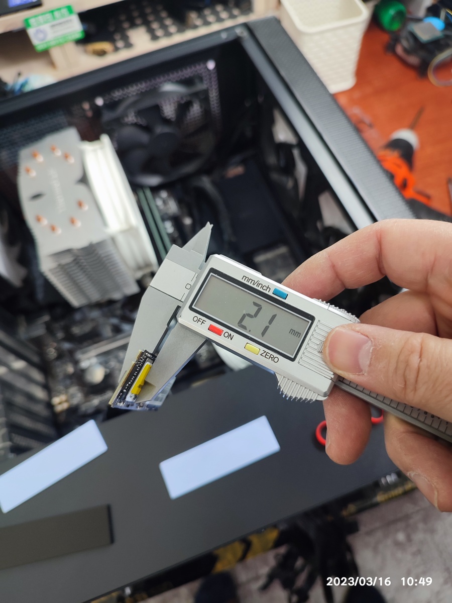 PM9A1 콘트롤러의 두께는 2.1mm입니다.