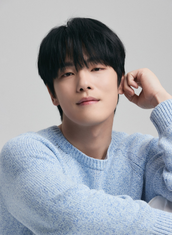 배우 김정현이 영화 &#39;비밀&#39;(감독 임경호·소준범) 인터뷰에 앞서 포즈를 취하고 있다. [사진=스토리제이컴퍼니]