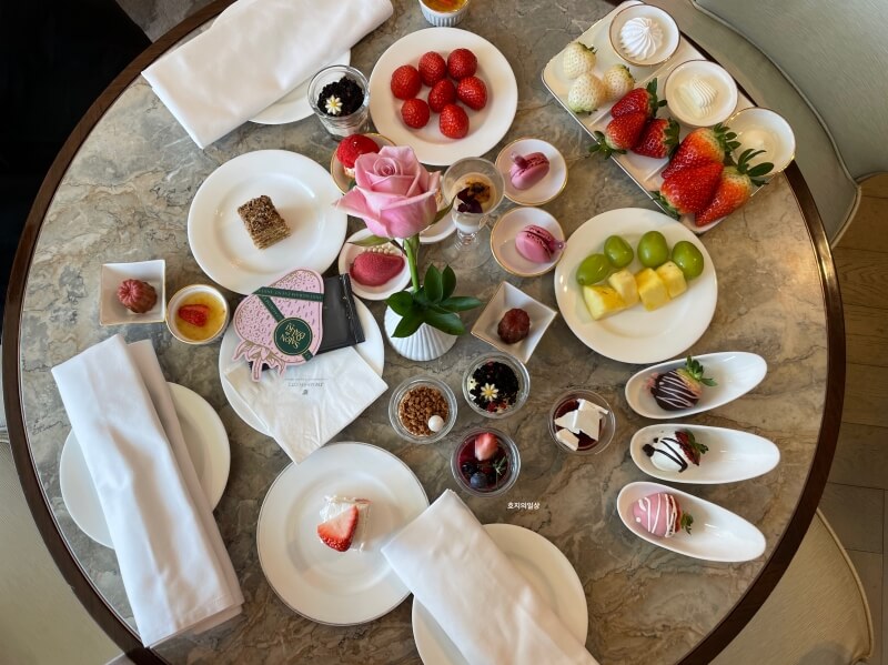 JW 메리어트 동대문 살롱 드 딸기 뷔페 - 한상 차림