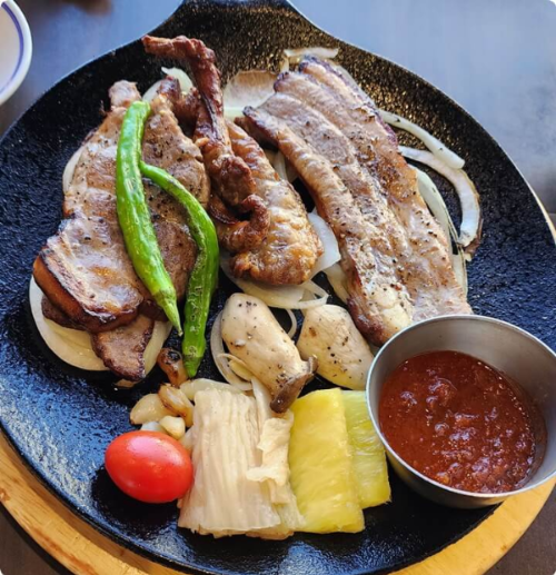 소스를 따로 담은 돼지고기 구이모듬