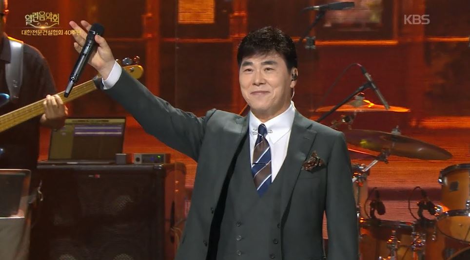 무대에서 노래를 부르는 가수 김종찬 목사