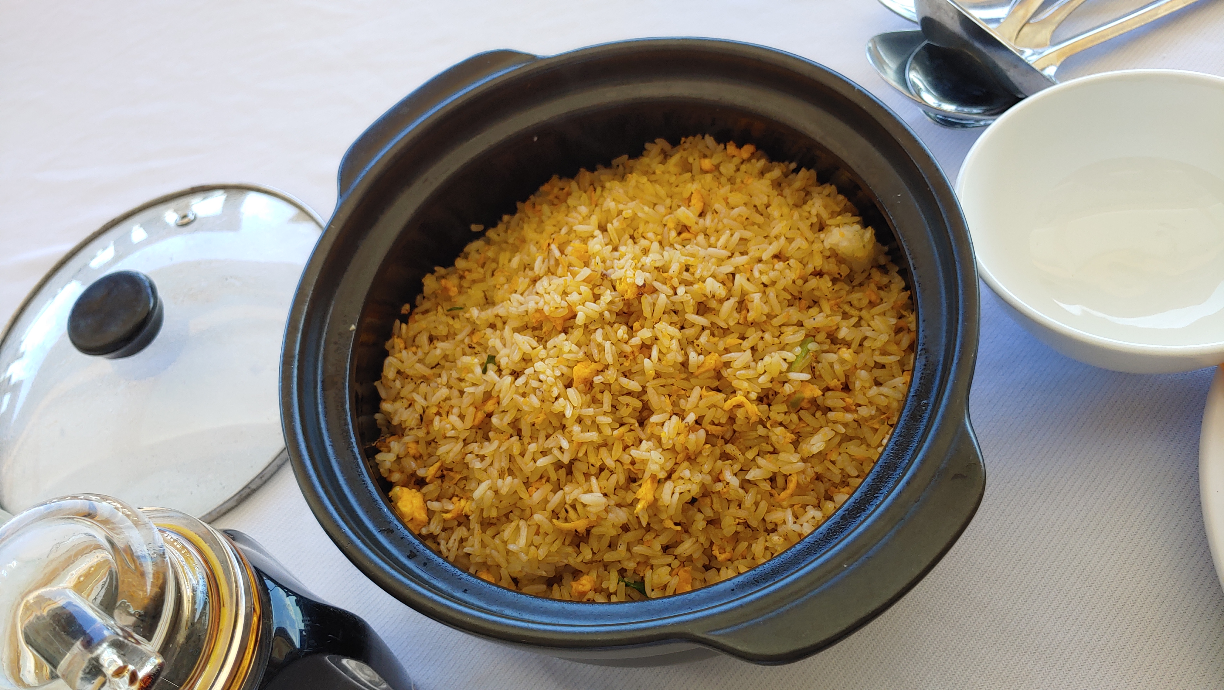 냄비에 담아져 나온 계란볶음밥