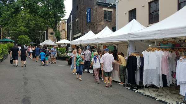 록스 마켓과 길거리 연주가 열리는 록스의 주말 마켓