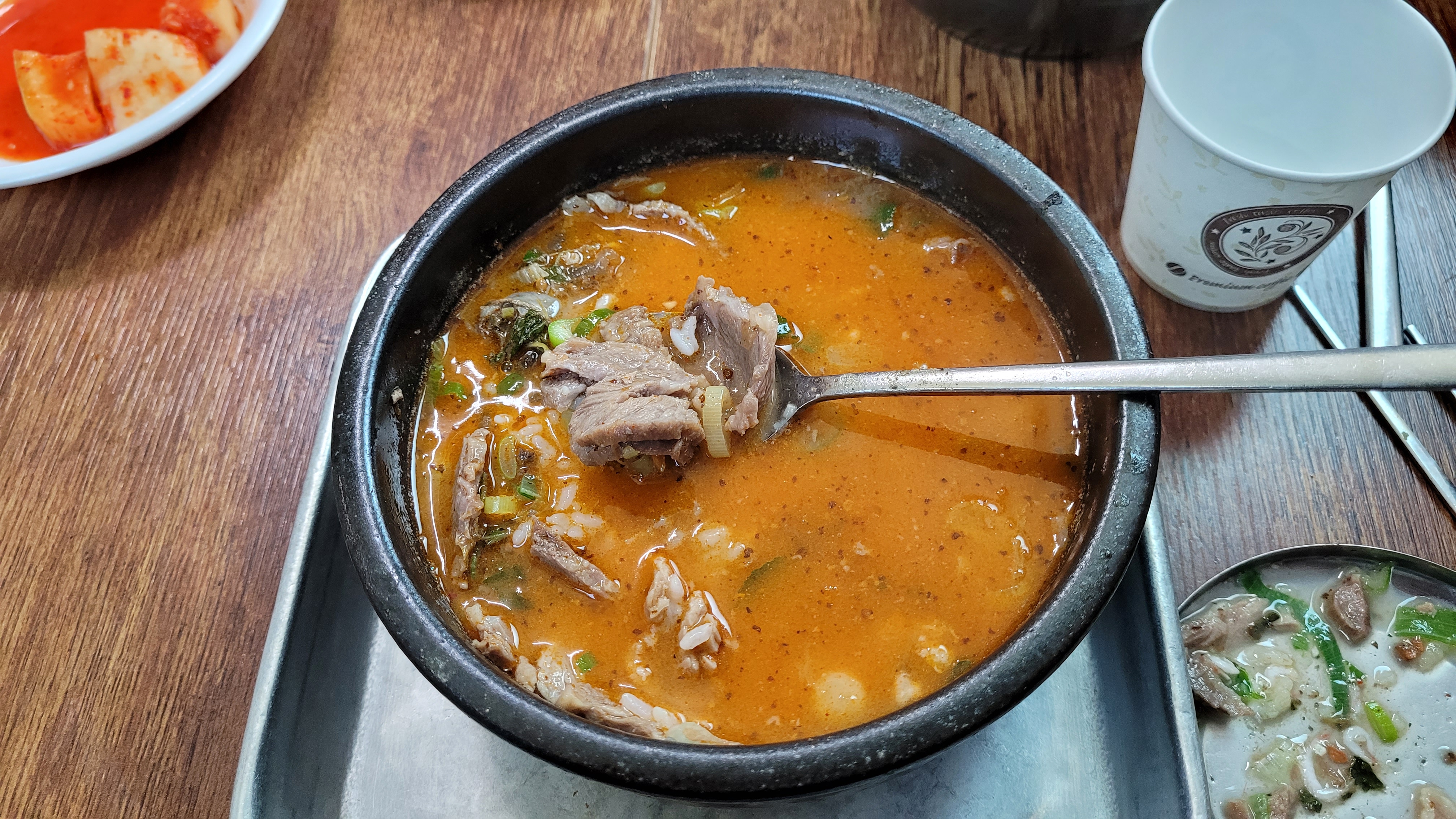 빨간 국물로 변한 순대국