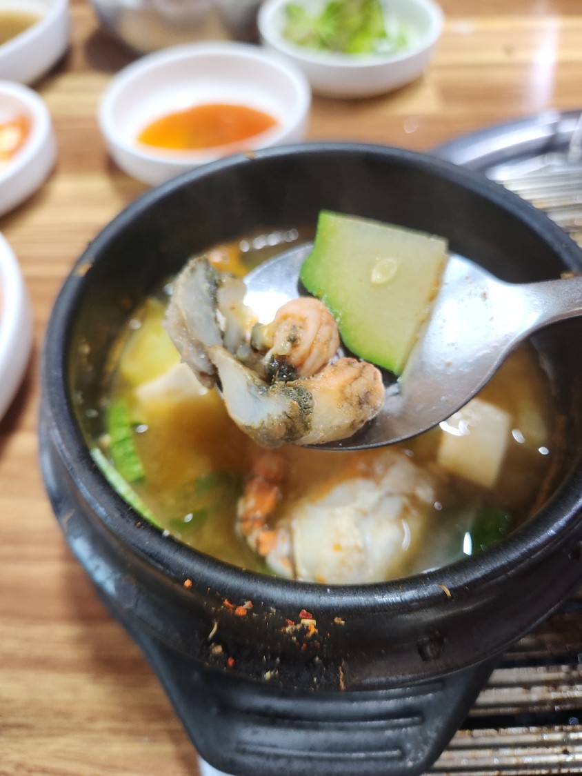 건더기가 듬뿍 들어 있는 된장찌개의 모습