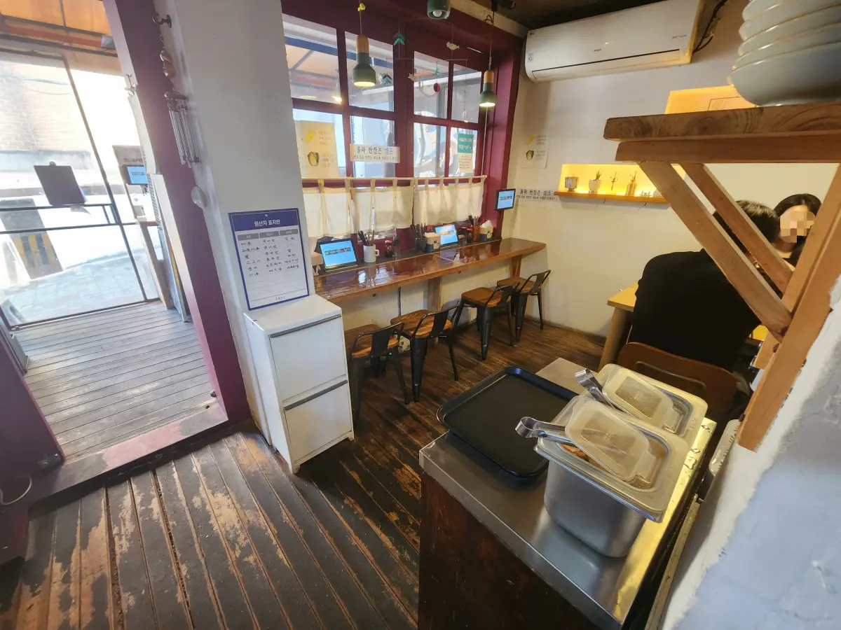 서울-종로-서촌-경복궁역-맛집-덕이나루-내부-실내-이미지