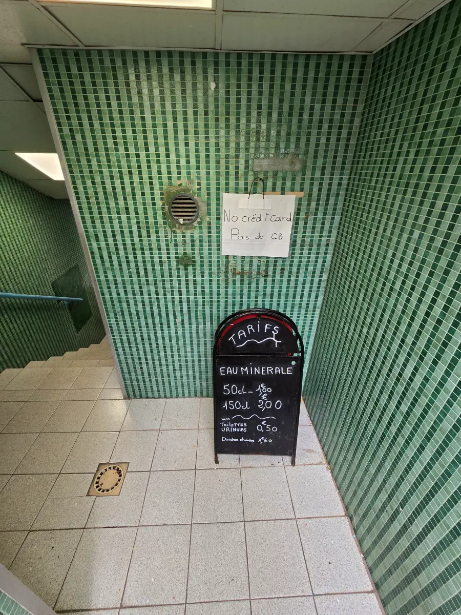 카드 금지라고 써있는 프랑스 공중화장실