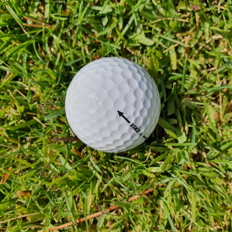 골프공이 필드 잔디 위에 놓여 있는 이미지