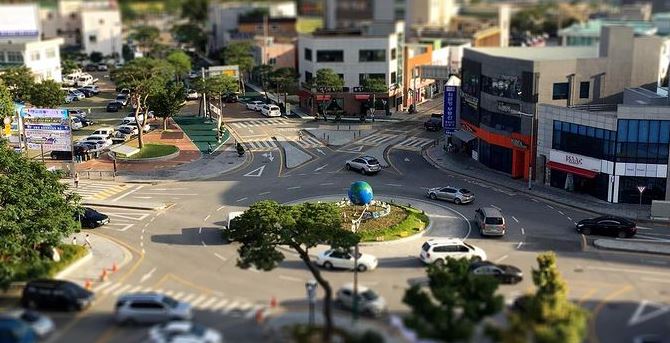 이 사진은 일반적인 회전 교차로의 모습입니다