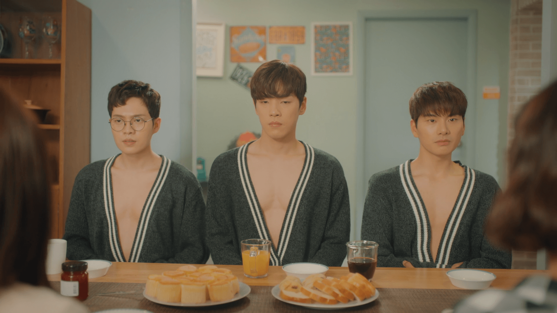 넷플릭스 '으라차차 와이키키' 시즌1 19화 - 수르지오 아름하니 신상 울트라 브이넥을 입은 두식, 동구, 준기