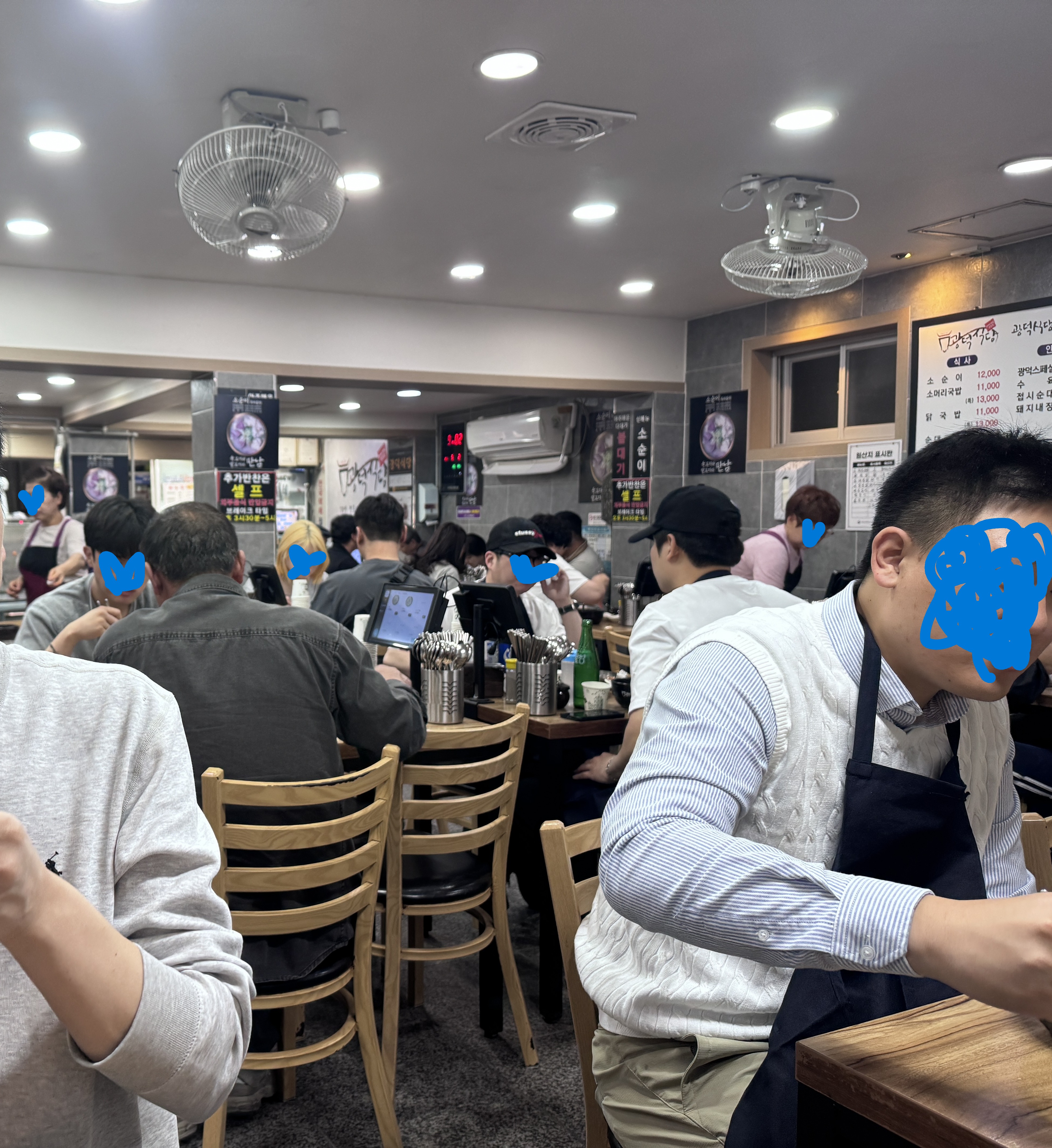 강릉 광덕식당 중앙시장점 토요일 아침 내부 모습과 북적이는 손님들