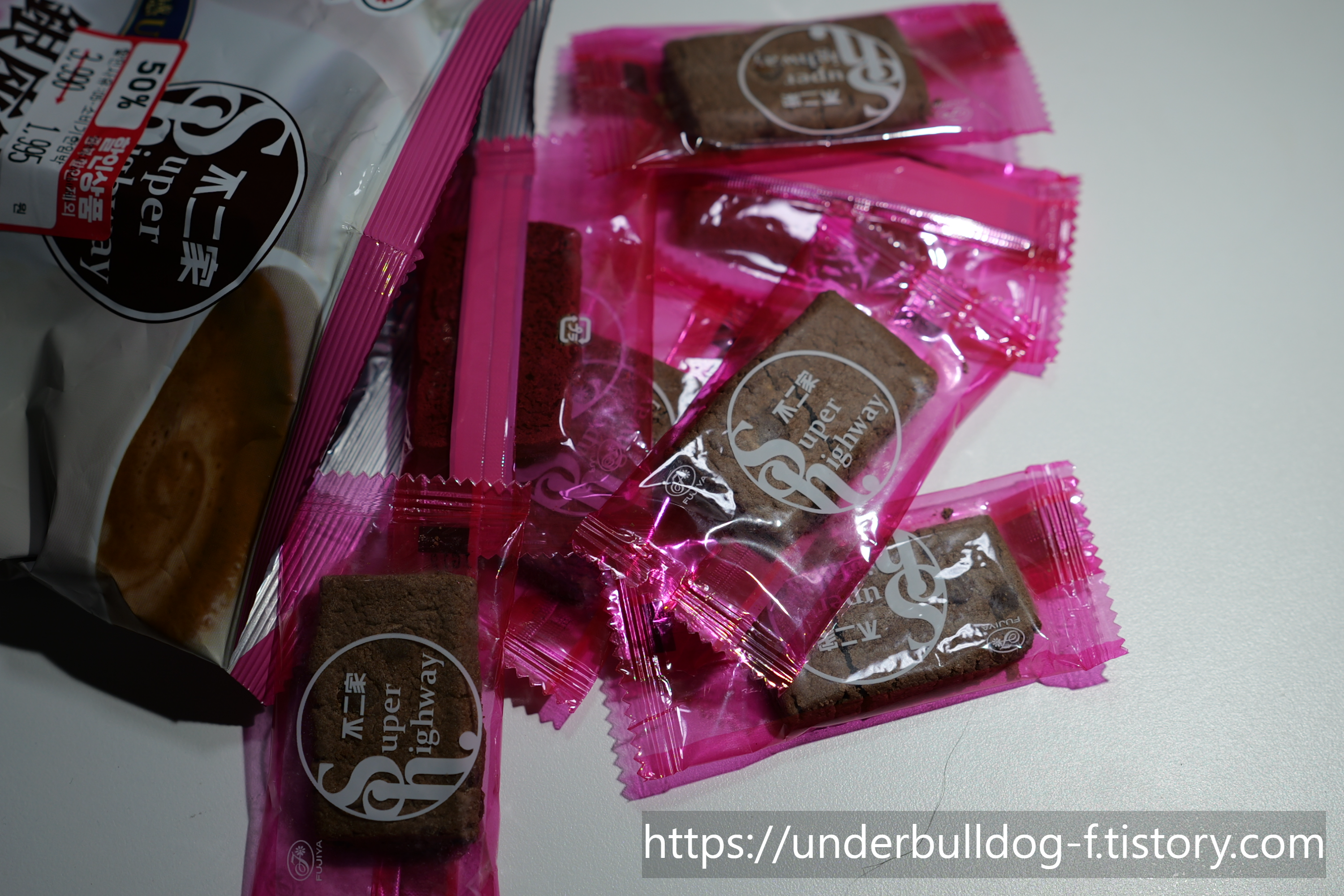 촉촉한 반죽 사이로 초코칩이 살아 있던 긴자 브라우니