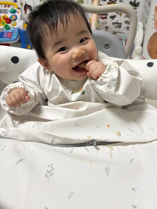 이유식으 먹다가 장난치는 모습