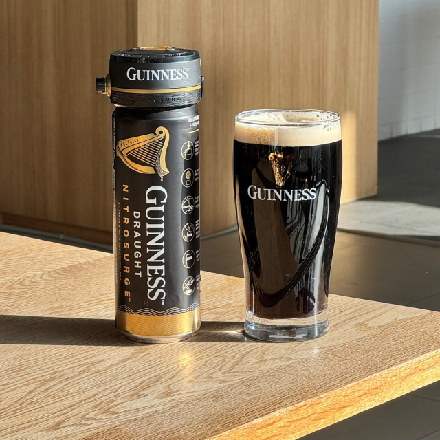 GS25가 아시아 최초로 선보이는 ‘기네스 나이트로서지(디바이스, 전용 맥주) 연출 이미지.