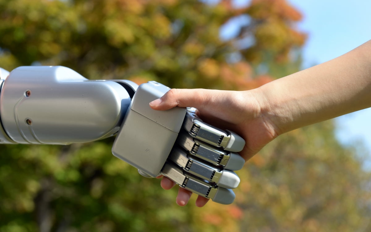 대전 유성구 카이스트 대덕 캠퍼스에서 로봇(휴보2)과 사람이 악수하고 있다.