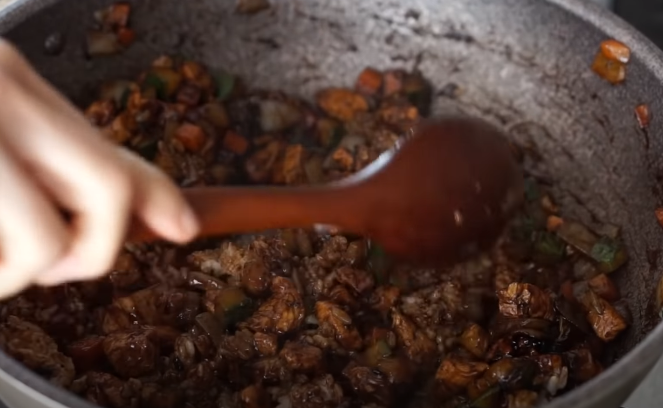 닭가슴살 짜장볶음밥 완성