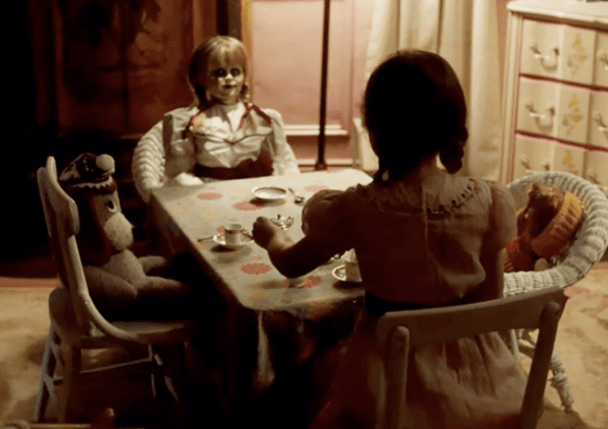 애나벨-잊혀지지-않는-선율-식사-장면