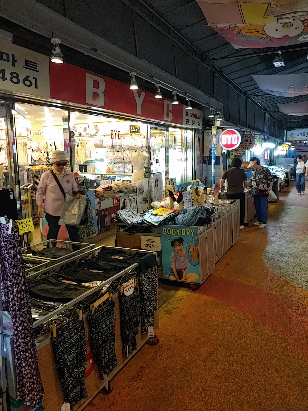 옷, 가방 등 다양한 패션 잡화를 판매하는 아현시장 상점들의 모습