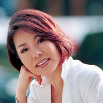 손으로 턱을 괸 가수 최진희