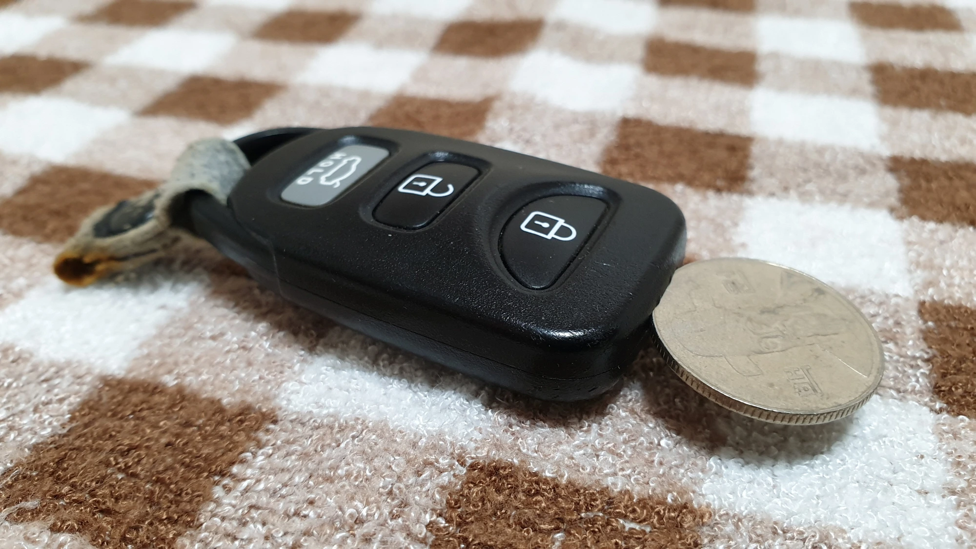 아반떼 리모컨 건전지 빼는 모습