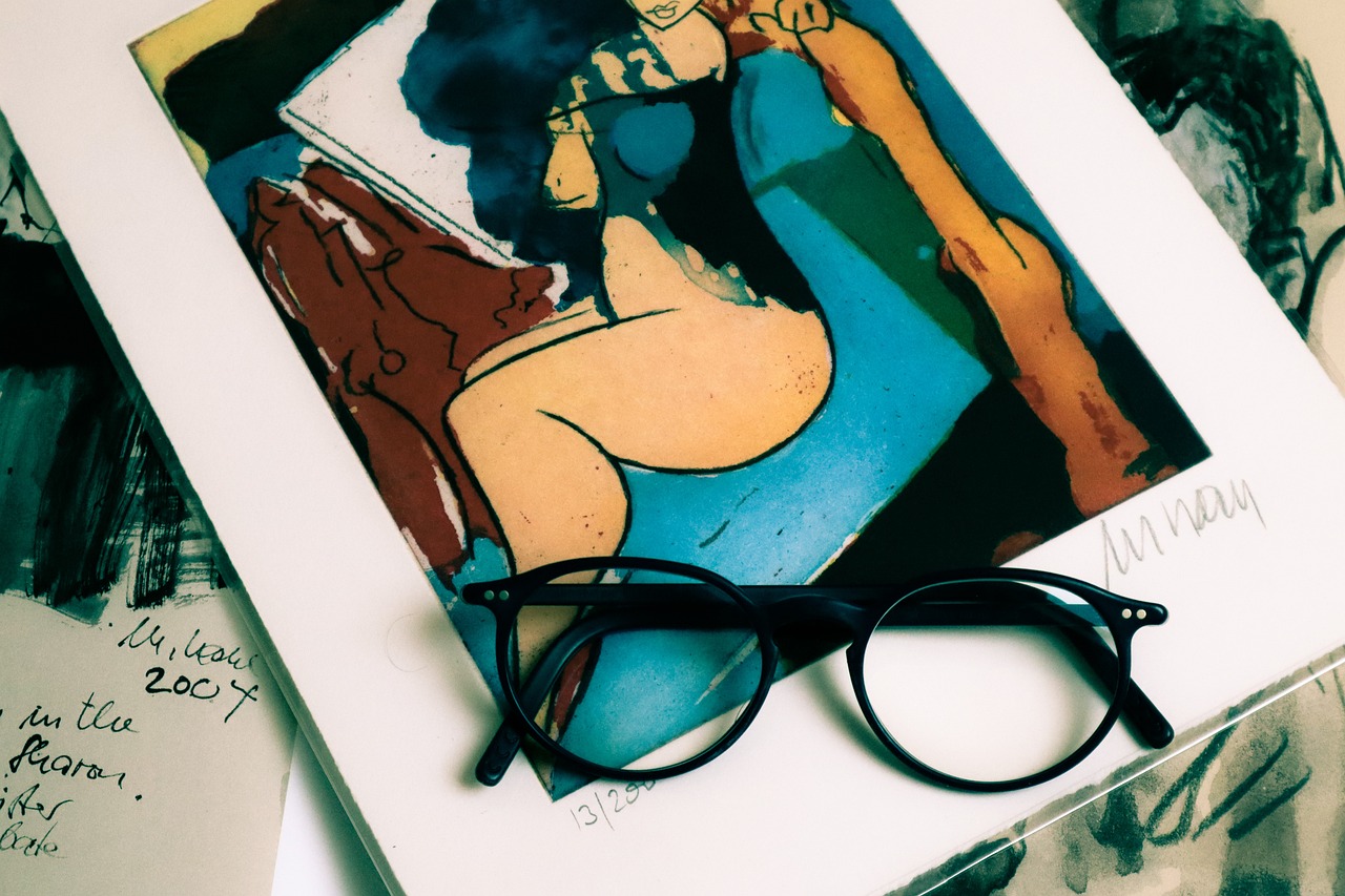 그림 위에 올라가 있는 안경, 궁금증