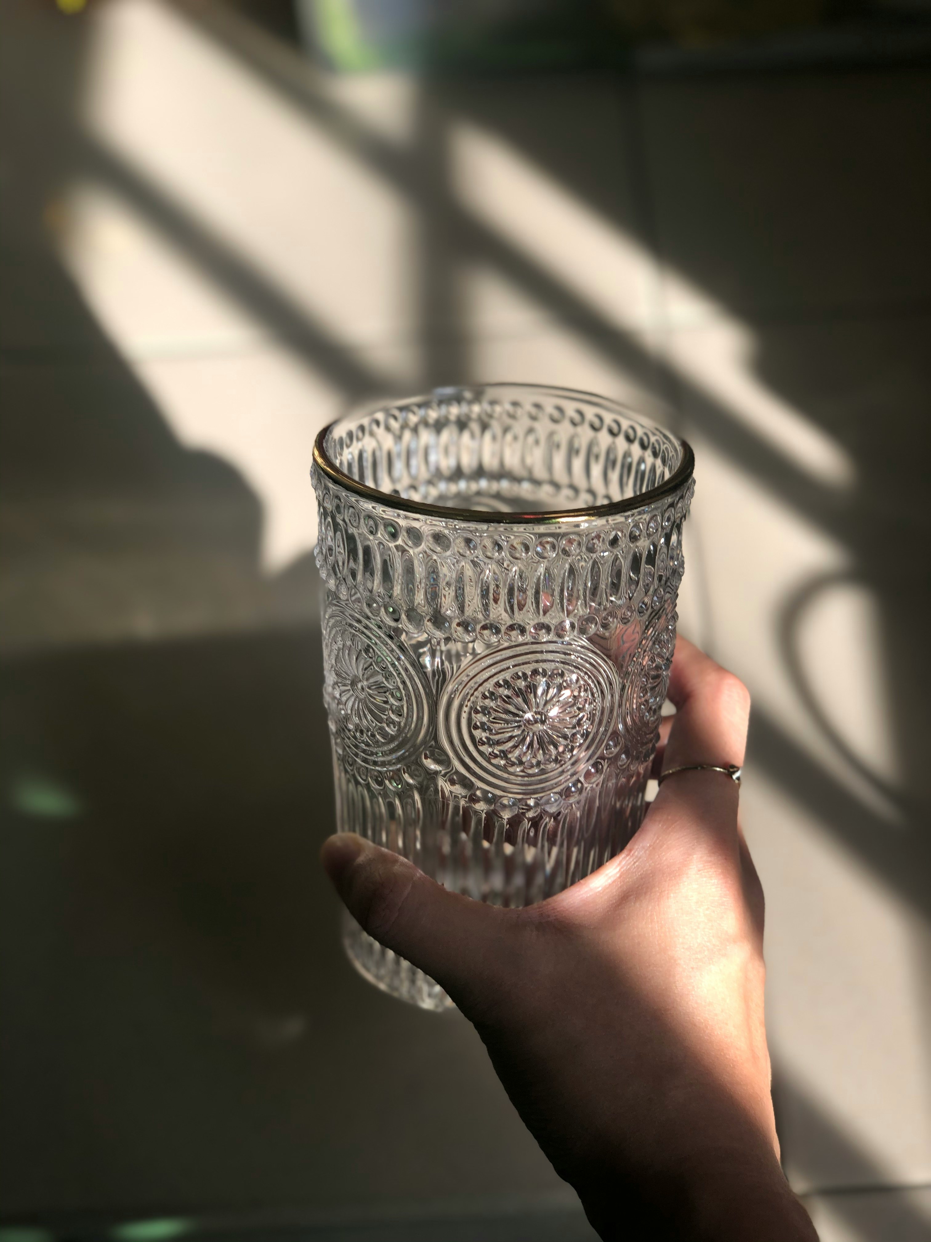 아침 햇살과 물 한 잔 관련 사진