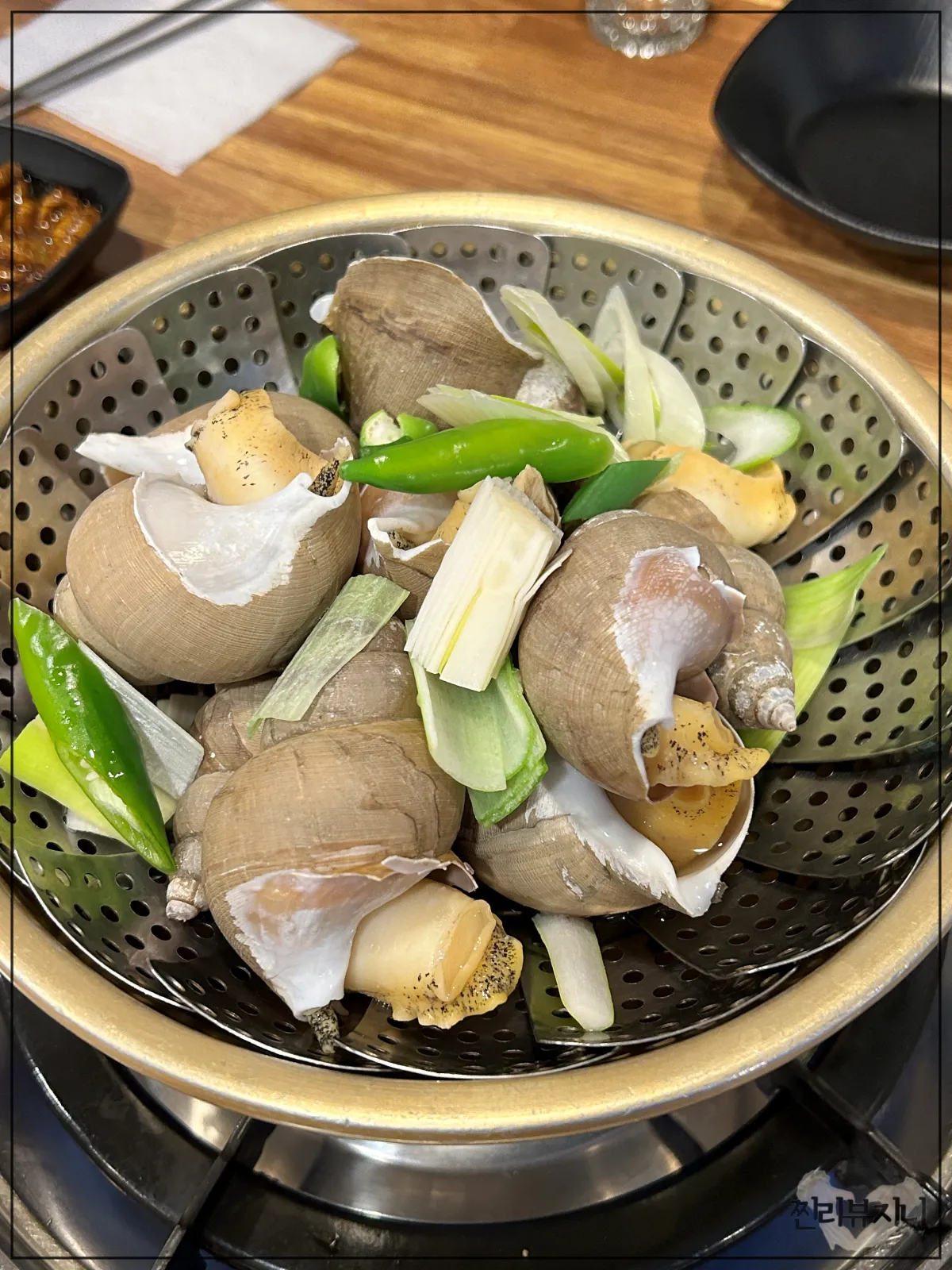 테이블-위에-놓여져-있는-통골뱅이탕