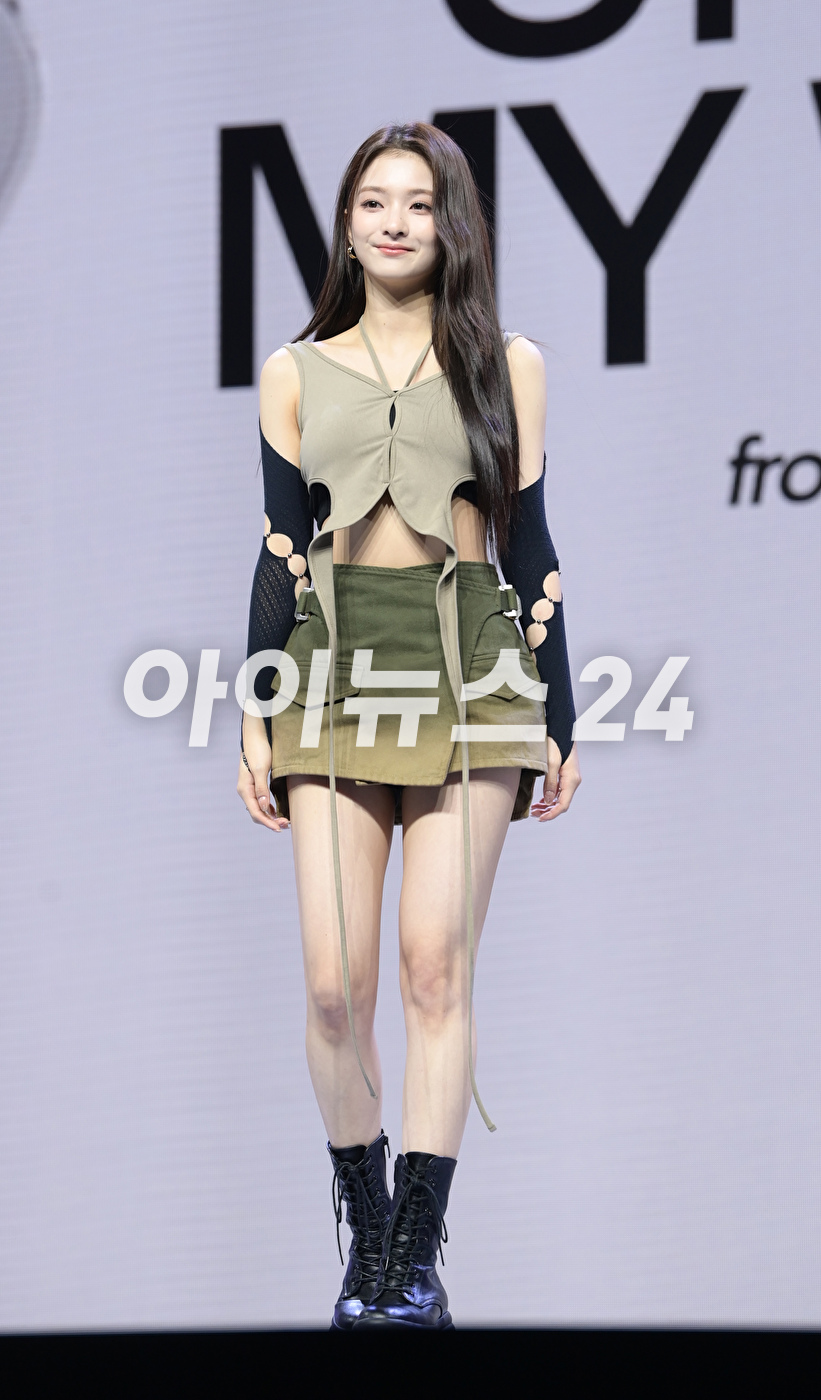 그룹 프로미스나인 이나경이 5일 오후 서울 광진구 예스24 라이브홀에서 진행된 프로미스나인(fromis_9) 첫 번째 정규앨범 '언락 마이 월드(Unlock My World)' 발매 기념 쇼케이스에 참석하고 있다. [사진=정소희 기자]