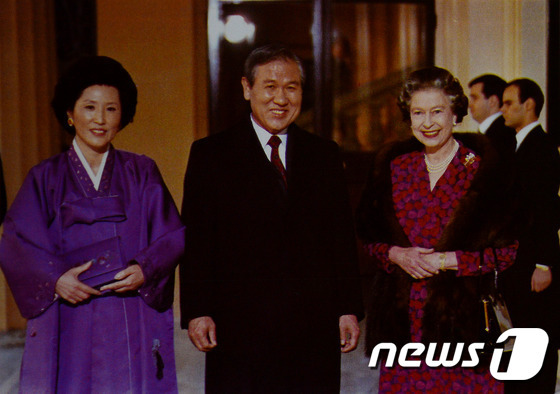 노태우 전 대통령과 영부인 김옥숙 여사가 1989년 엘리자베스 2세 영국여왕을 예방, 버킹엄궁 현관에서 영접나온 여왕과 활짝 웃으며 포즈를 취하고 있다. (한국사진기자협회 보도사진연감) 2015.11.23