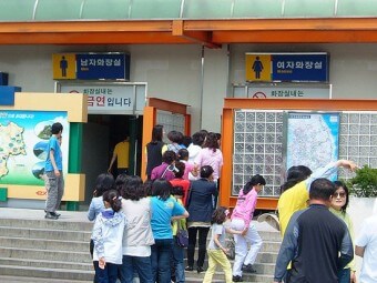 고속도로-휴게소-화장실에-길게-늘어선-줄