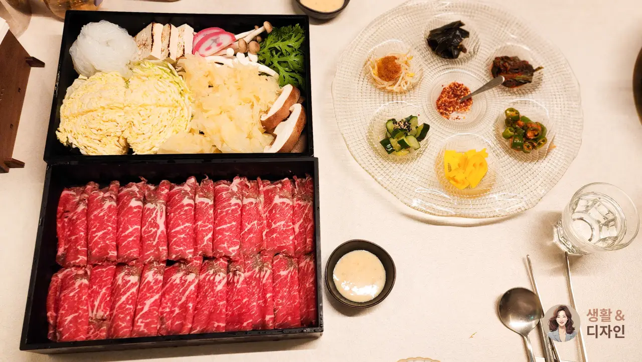 샤브샤브-고기와- 버섯-두부-야채류-담은-사각-접시